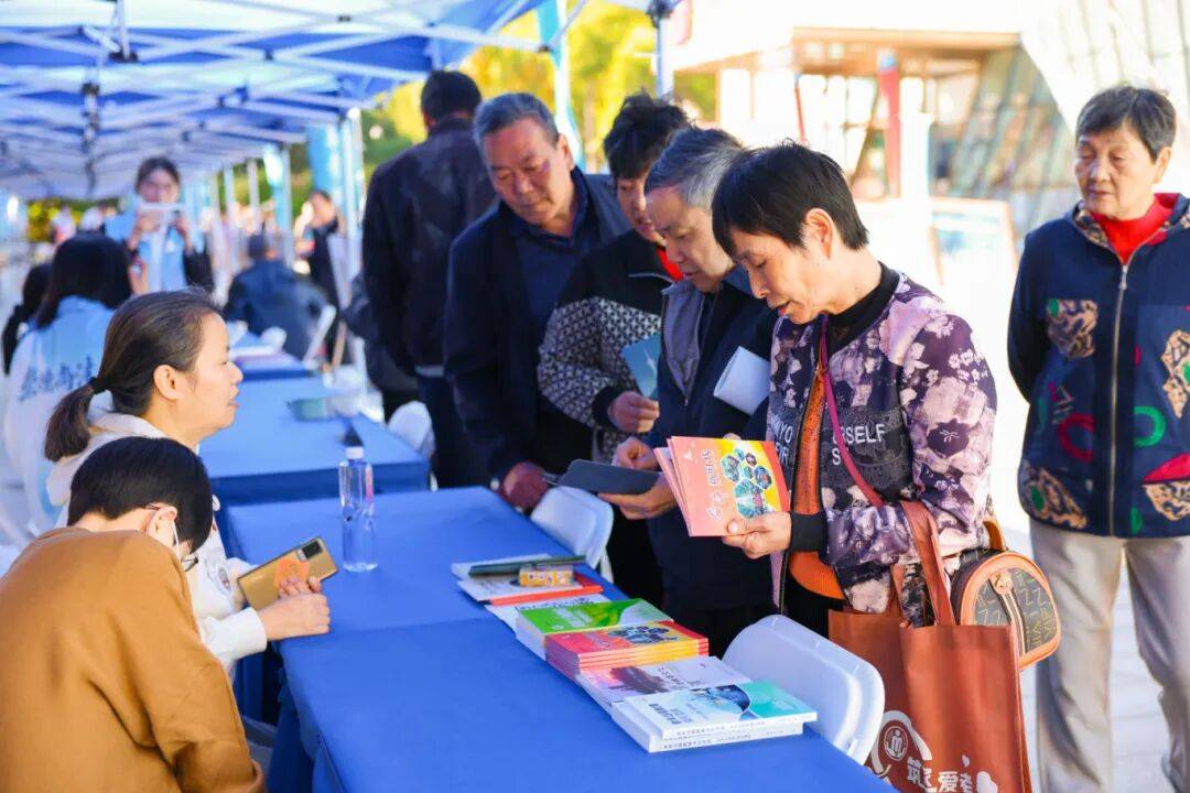 桥梓湾广场的“打卡”长龙 暖心真相揭秘